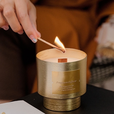 AROMA HOME علامة خاصة فريدة من نوعها على شكل فتيل خشبي فاخر من شمع الصويا المطلي بالذهب شمعة برطمانات معدنية هدية عيد الحب