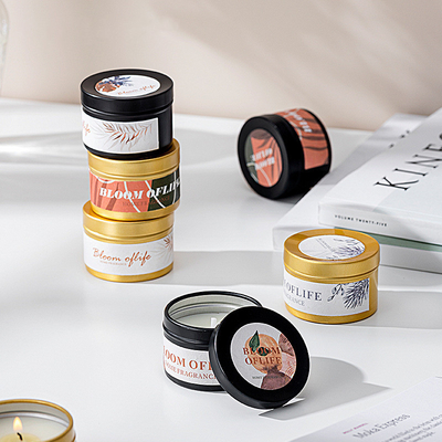 مجموعة هدايا صغيرة مخصصة باللونين الأسود والذهبي من AROMA HOME مكونة من 5 روائح معطرة للمنزل من شمع الصويا