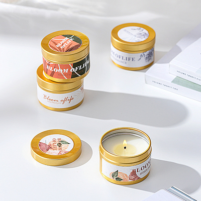 مجموعة هدايا صغيرة مخصصة باللونين الأسود والذهبي من AROMA HOME مكونة من 5 روائح معطرة للمنزل من شمع الصويا