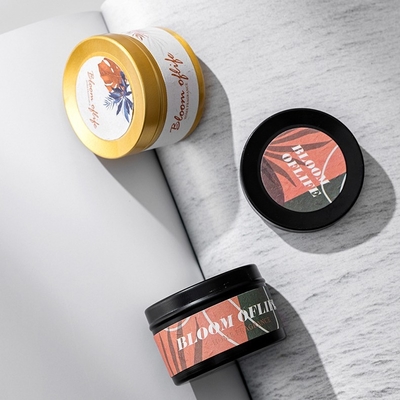 مجموعة هدايا صغيرة مخصصة باللونين الأسود والذهبي من AROMA HOME مكونة من 5 روائح معطرة للمنزل من شمع الصويا