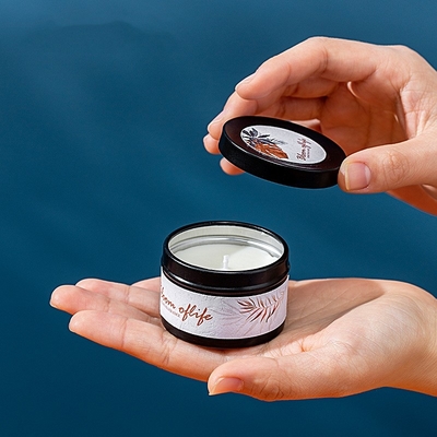 مجموعة هدايا صغيرة مخصصة باللونين الأسود والذهبي من AROMA HOME مكونة من 5 روائح معطرة للمنزل من شمع الصويا