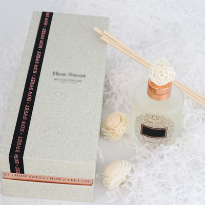 Aroma Reed Diffuser 126ml مجموعة هدايا زجاجة مستديرة فاخرة مع زهرة Sola