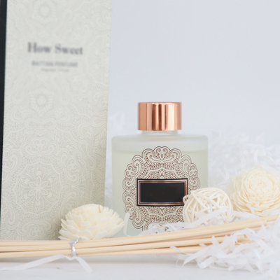 Aroma Reed Diffuser 126ml مجموعة هدايا زجاجة مستديرة فاخرة مع زهرة Sola