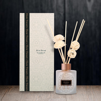 Aroma Reed Diffuser 126ml مجموعة هدايا زجاجة مستديرة فاخرة مع زهرة Sola