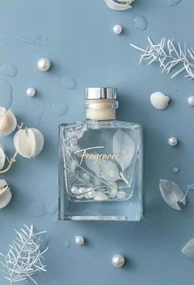 عطر ريد ديفيوزر سينامون كريسماس 120 مل مع رقائق فضية ذهبية