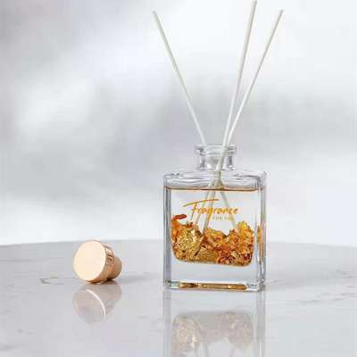عطر ريد ديفيوزر سينامون كريسماس 120 مل مع رقائق فضية ذهبية